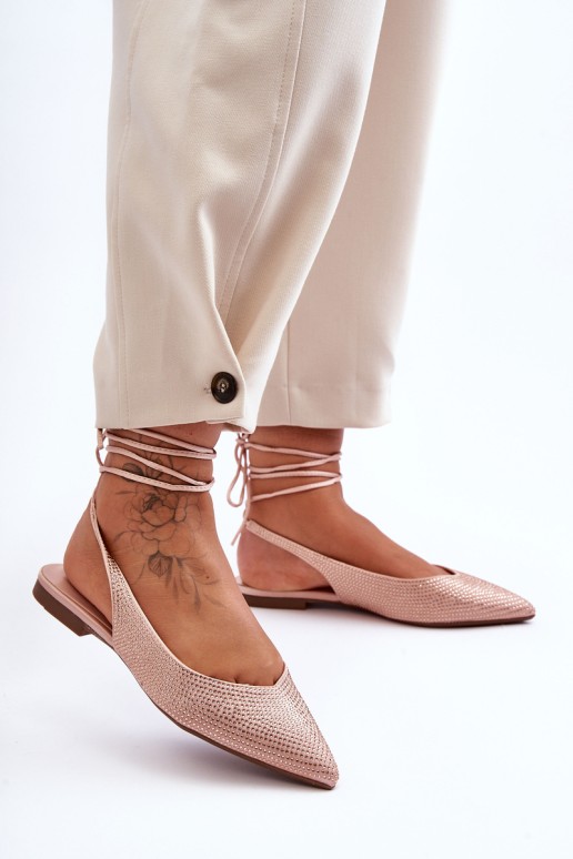 Moteriški suvarstomi baleto bateliai, puošti smėlinės spalvos smeigtukais