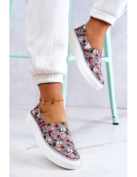 Moteriški sportbačiai su atminimo putomis