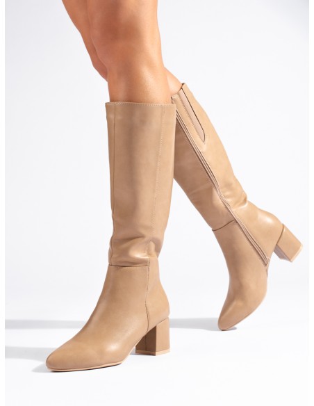 Beżowe kozaki za słupku Daszyński