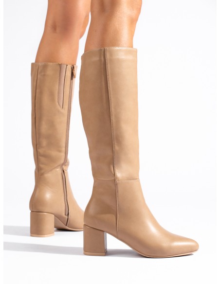 Beżowe kozaki za słupku Daszyński