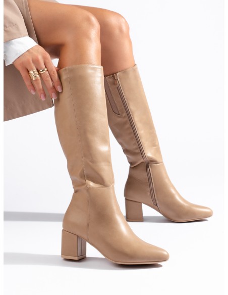 Beżowe kozaki za słupku Daszyński