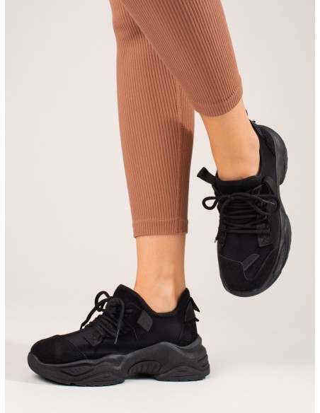 Juodi sportinio stiliaus batai