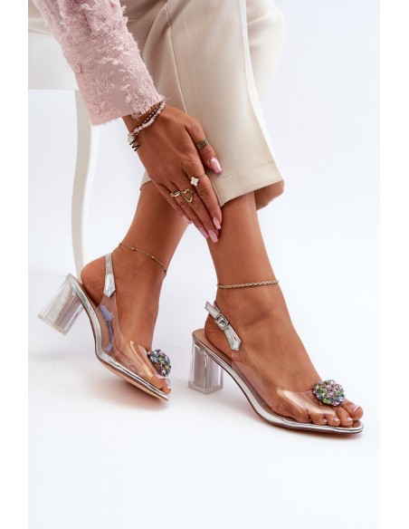 Permatomi sandalai su sidabro puošmena