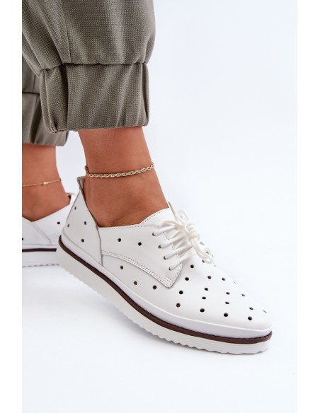 Balti moteriški batai