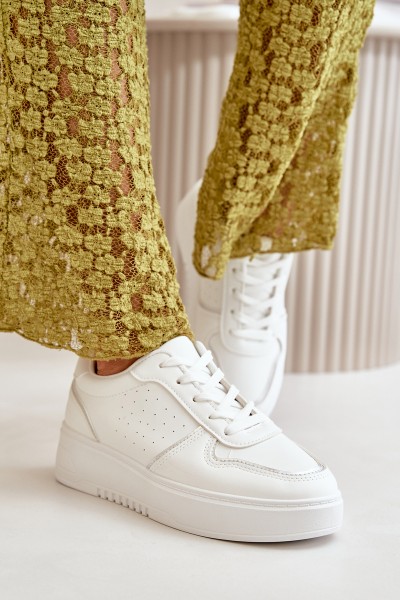 Moteriški sportbačiai su platforma su dekoratyviniu suvarstymu White Mistra