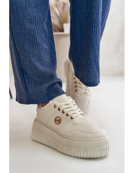 Sneakers Moteriški sportiniai batai, izoliuoti ant masyvaus smėlio spalvos Verissha pado