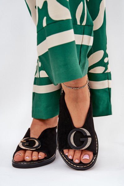 Elegantiški moteriški sandalai su aukso apdaila ant plokščio kulno juodi S.Barski KV27-053