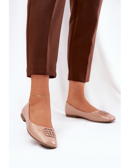 Lakuoti elegantiški moteriški baleto batai su dekoratyvinėmis detalėmis smėlio spalvos Vinceza