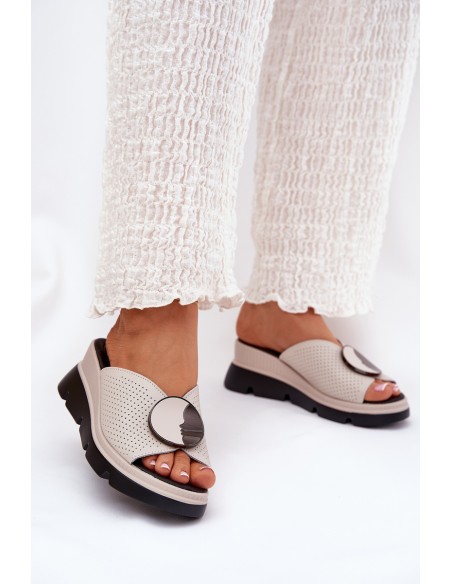 Moteriškos odinės basutės su puošmena