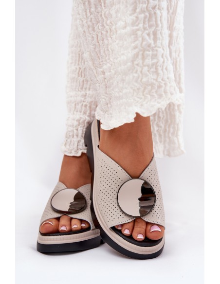 Moteriškos odinės basutės su puošmena