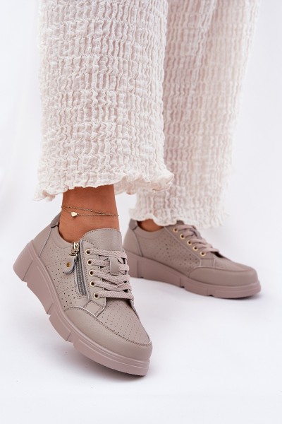 Odiniai sportbačiai ant platformos