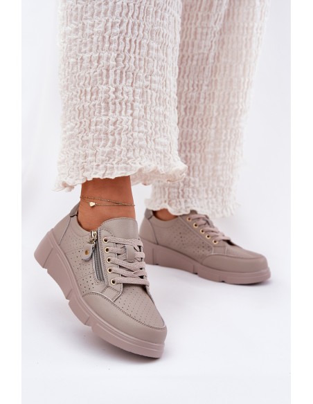 Odiniai sportbačiai ant platformos