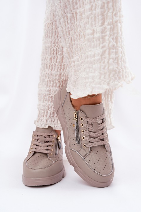 Odiniai sportbačiai ant platformos