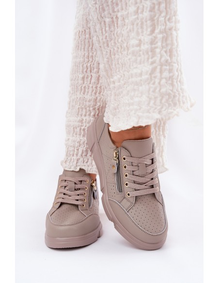 Odiniai sportbačiai ant platformos