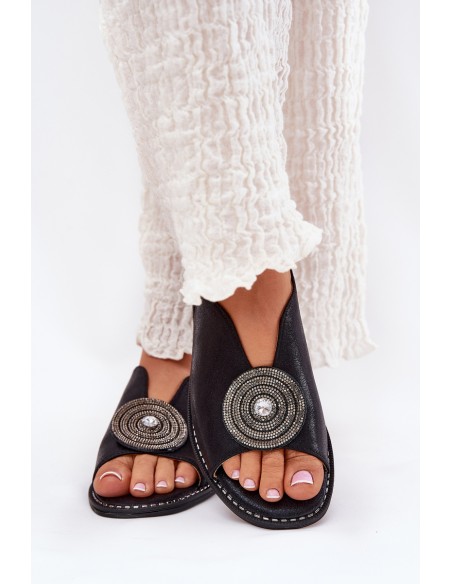 Blizgios moteriškos basutės su dekoratyvine detale