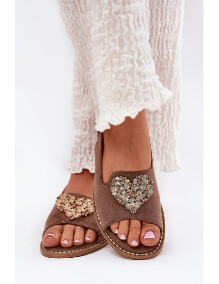 Moteriški sandalai su dekoratyvine širdele tamsiai smėlio spalvos