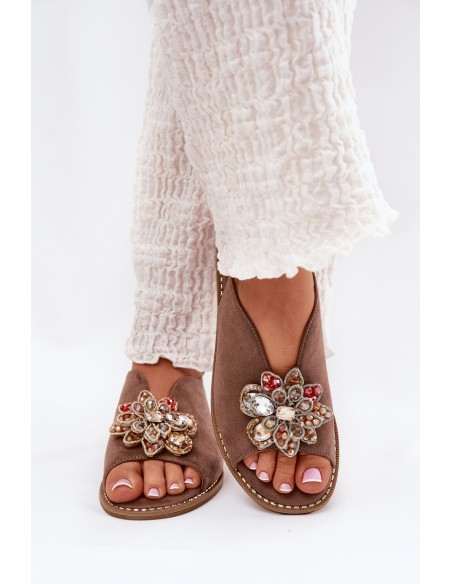 Moteriški sandalai ant plokščio kulno su puošmena