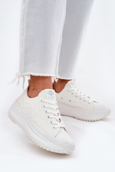 Moteriški sportbačiai su siuvinėta platforma balti