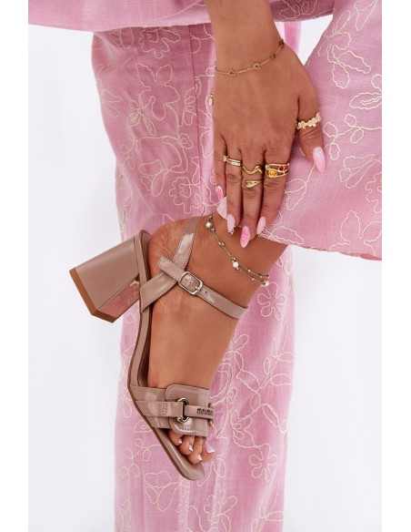 Odinės lakuotos moteriškos basutės su kulnu smėlio spalvos Mevonelle