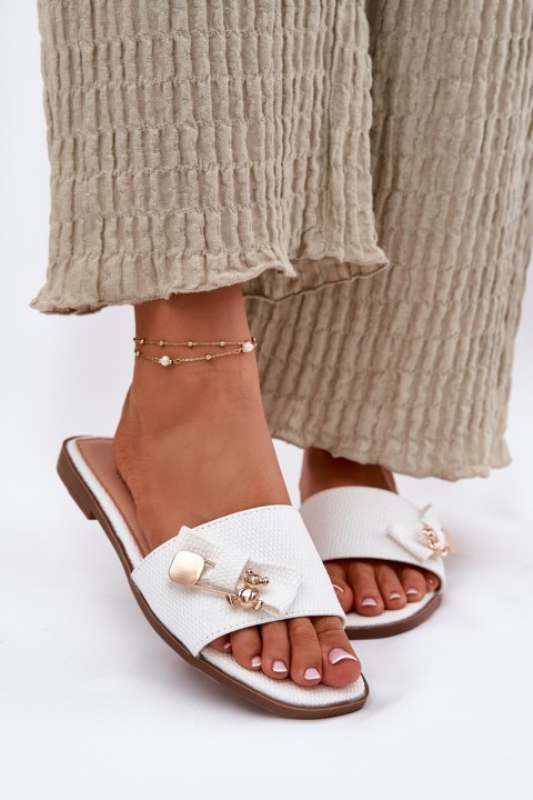 Moteriškos šlepetės plokščiapadžiais kulnais ir kaspinu baltos spalvos „Sallariela“