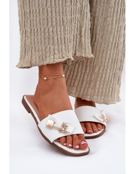 Moteriškos šlepetės plokščiapadžiais kulnais ir kaspinu baltos spalvos „Sallariela“