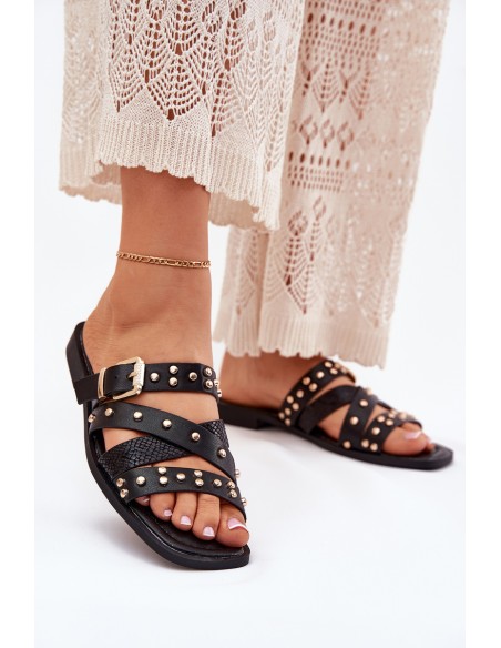 Moteriškos basutės su plokščiu kulnu, dirželiais ir sagtimi, juodos, manituoto rašto. 