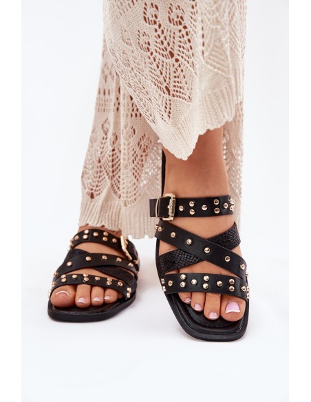 Moteriškos basutės su plokščiu kulnu, dirželiais ir sagtimi, juodos, manituoto rašto. 