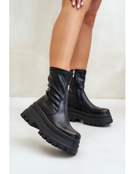 Juodi Florinara aulinukai ant masyvios platformos