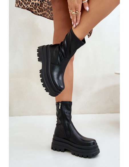 Juodi Florinara aulinukai ant masyvios platformos