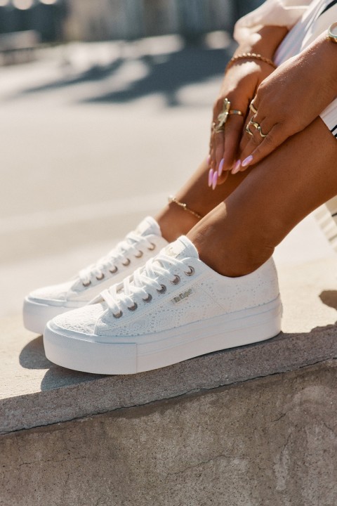 Moteriški sportbačiai su nėriniais Lee Cooper LCW-25-31-3438L balti