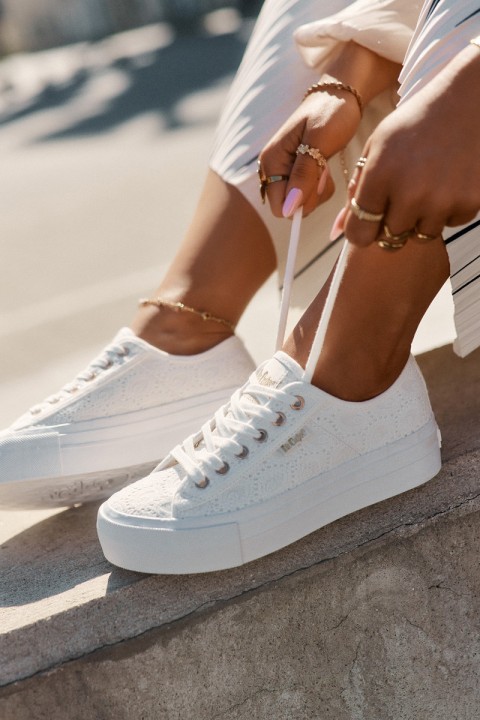 Moteriški sportbačiai su nėriniais Lee Cooper LCW-25-31-3438L balti