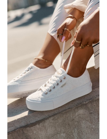 Moteriški sportbačiai su nėriniais Lee Cooper LCW-25-31-3438L balti