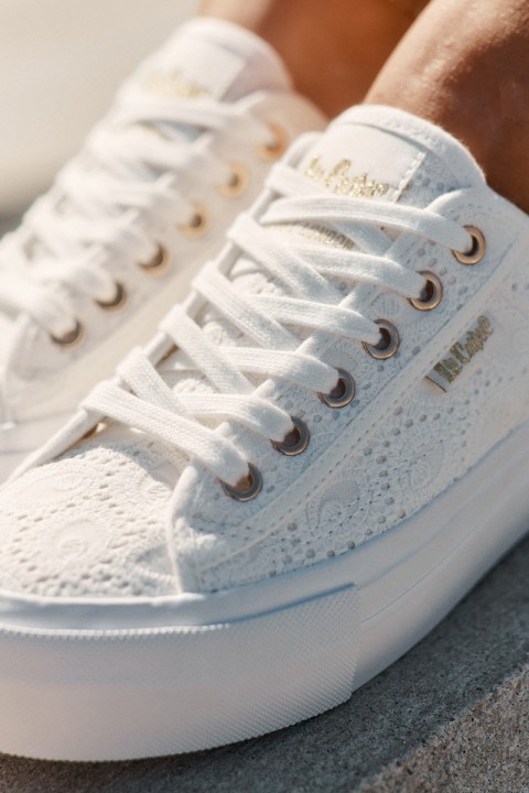 Moteriški sportbačiai su nėriniais Lee Cooper LCW-25-31-3438L balti