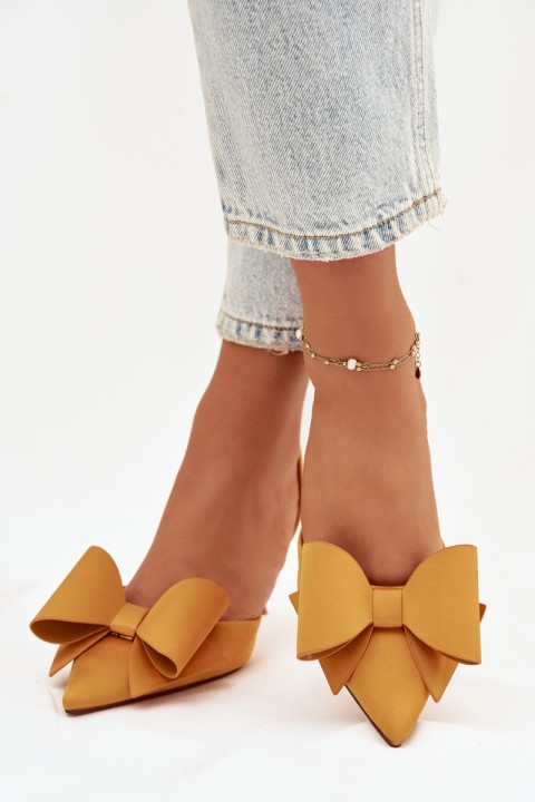 Aukštakulniai su atvirais pragarais ir kaspinu, geltona eklevia