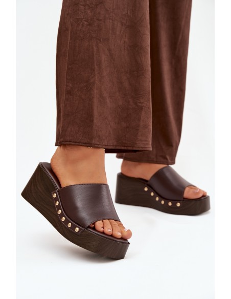 Moteriškos platforminės šlepetės su auksiniais kniedėmis šokolado spalvos „Arionne“