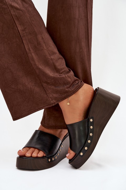 Moteriškos platforminės šlepetės su auksiniais kniedėmis, juodos Arionne