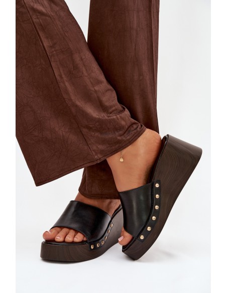 Moteriškos platforminės šlepetės su auksiniais kniedėmis, juodos Arionne