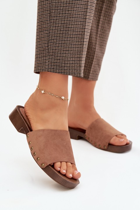 Moteriškos šlepetės plokščiu kulnu su auksinėmis sagtimis, rudos spalvos „Girella“