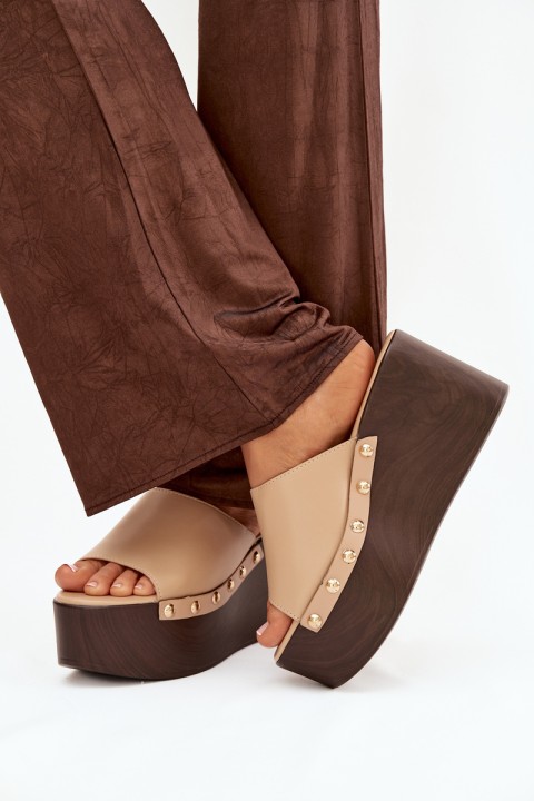 Moteriški įmaunami bateliai su pleištiniais padais ir vinukais smėlio spalvos...