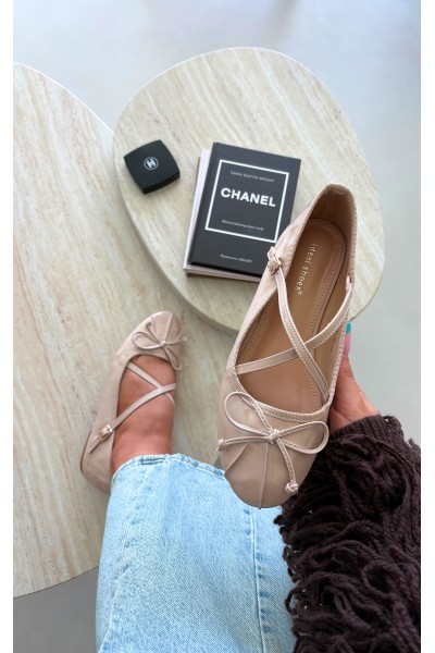 Patent Leather Ballerinas With Straps And Bow Beige