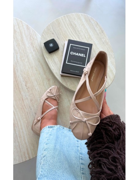 Patent Leather Ballerinas With Straps And Bow Beige