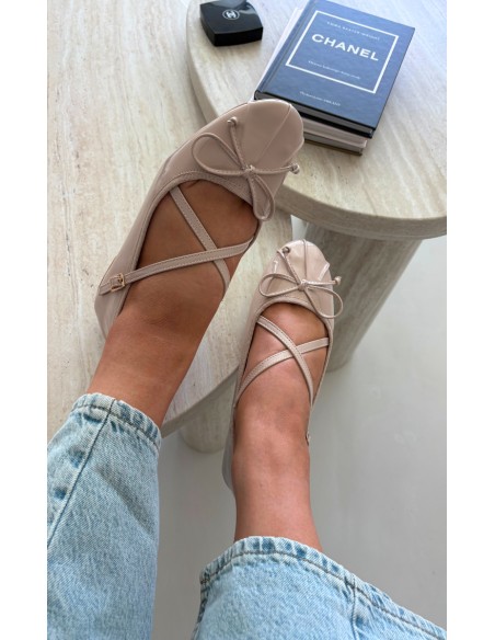Patent Leather Ballerinas With Straps And Bow Beige