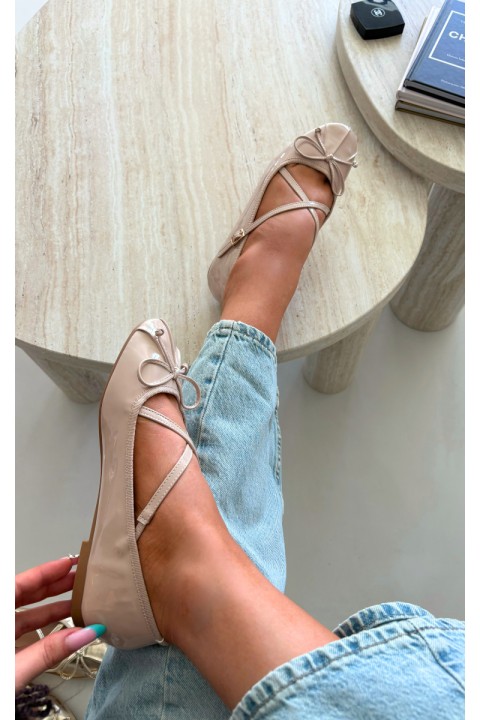 Patent Leather Ballerinas With Straps And Bow Beige