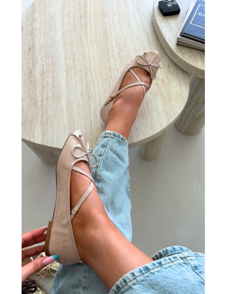 Patent Leather Ballerinas With Straps And Bow Beige